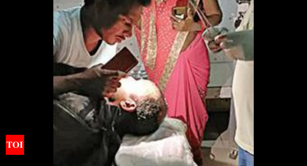 मोबाइल फोन की रोशनी में डॉक्टरों ने किया इलाज, केंद्रपाड़ा में जांच के आदेश |  भुवनेश्वर समाचार – टाइम्स ऑफ इंडिया