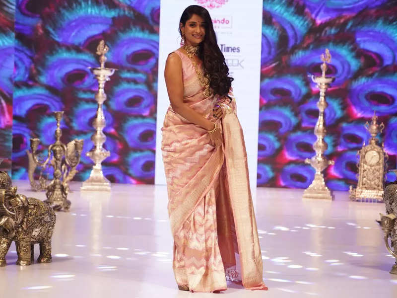 Second show of day 2 of the Hyderabad Times Fashion week featured Banarasi and patola sarees