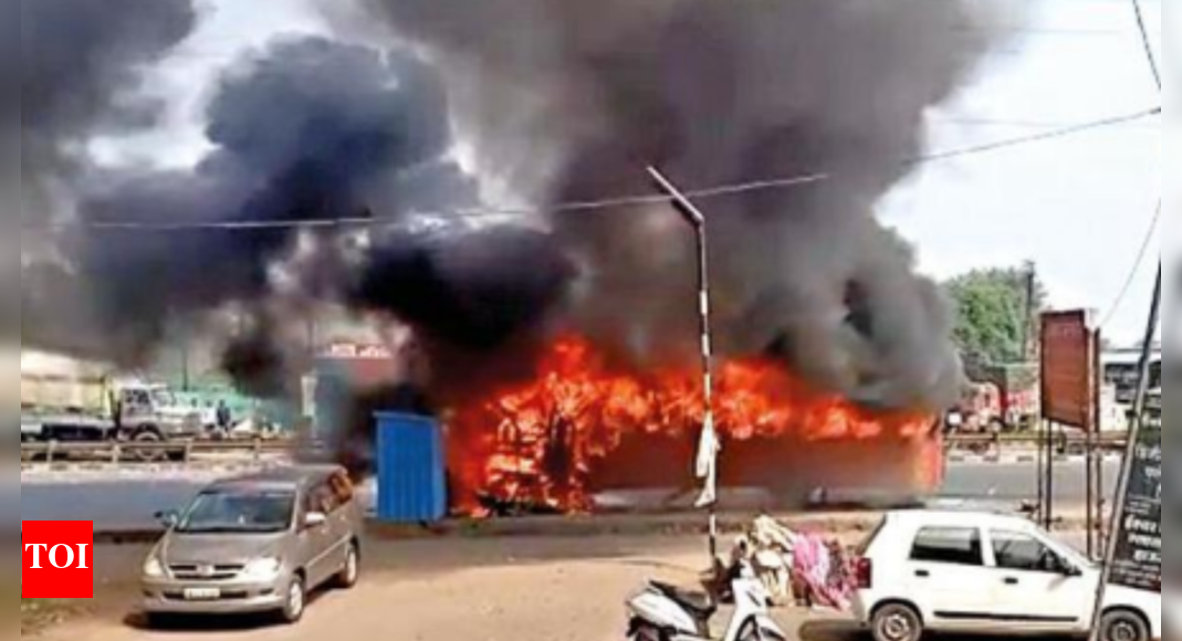 पुणे-नासिक राजमार्ग पर बस ने 4 वाहनों को टक्कर मारी, 2 की मौत, 25 घायल |  नासिक समाचार – टाइम्स ऑफ इंडिया
