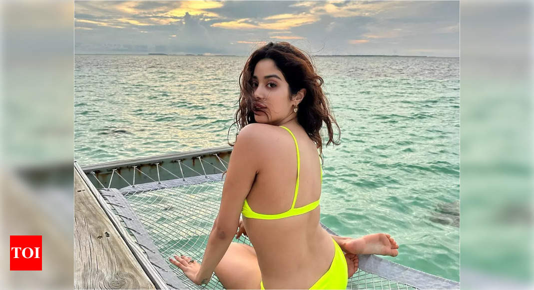 Janhvi Kapoor sizzles in swimsuit pictures from Maldives – Times of India