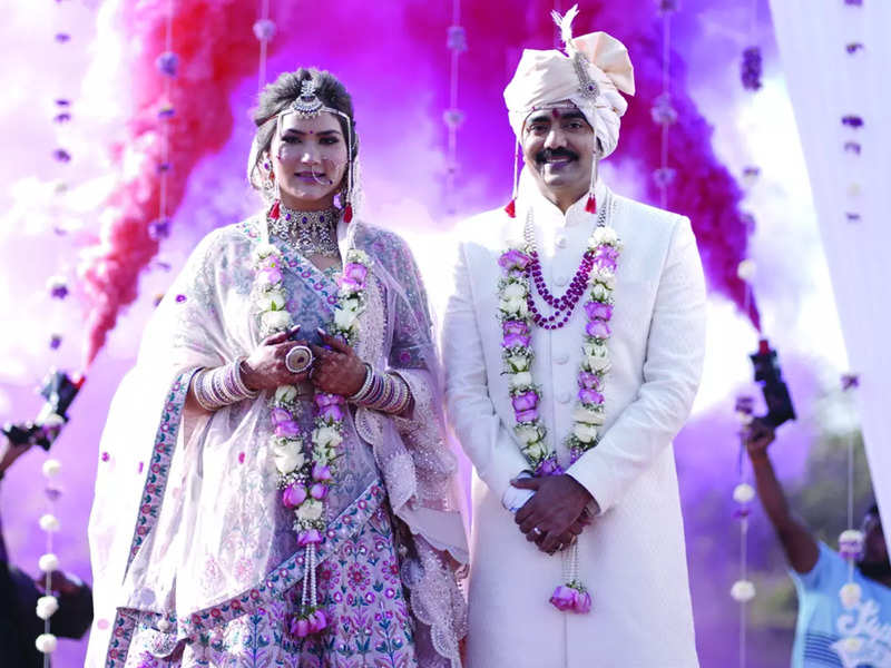 Exclusive wedding pictures of Happu Ki Ultan Paltan actress Kamna Pathak and Sandeep Shridhar!