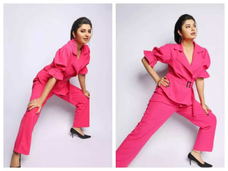 Prajakta Mali is giving us major boss lady vibes in THIS pink pantsuit ...