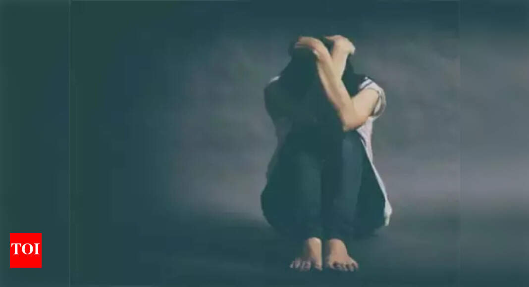 पारिवारिक तनाव के चलते बंगाल की छात्रा ने की जीवन लीला समाप्त करने की कोशिश – टाइम्स ऑफ इंडिया
