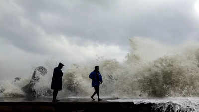 Cylone Mandous makes landfall, gusts keep Chennai awake
