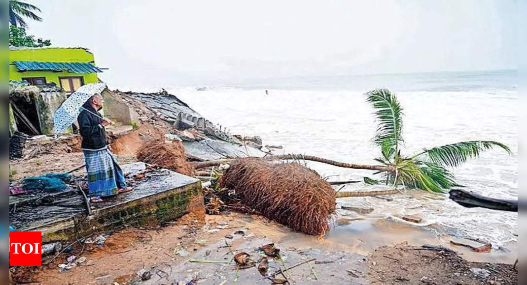 Tamil Nadu: Tamil Nadu: Heavy Wind, Rain Precede Cyclone Mandous ...