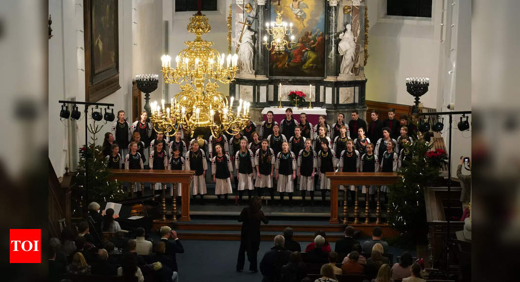 Ukrainian youth choir defies war with messages of freedom – Times of India