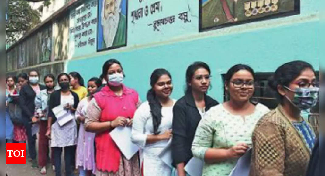 पश्चिम बंगाल में 5 साल बाद पहली टीईटी, 6 लाख अभ्यर्थियों ने दी परीक्षा  कोलकाता समाचार – टाइम्स ऑफ इंडिया