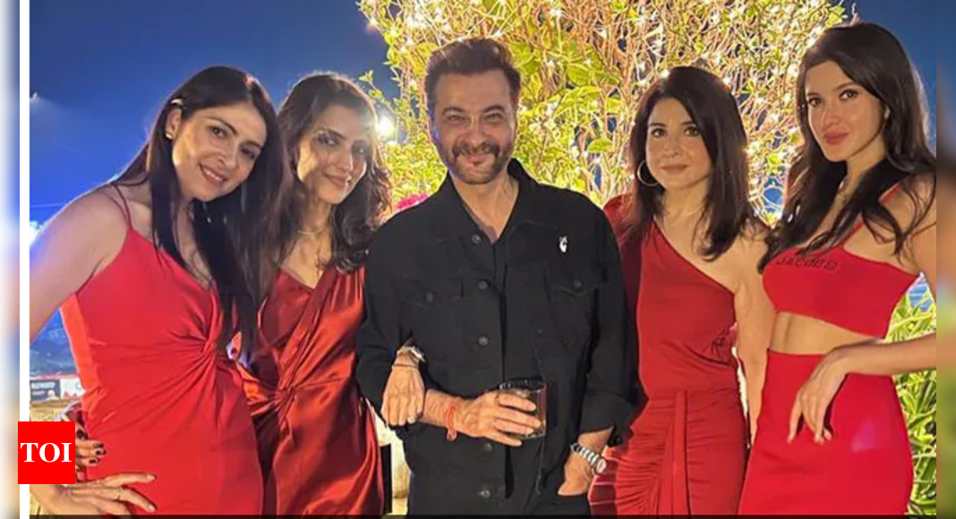 Shanaya Kapoor posts group Christmas picture, dad Sanjay Kapoor is the ...