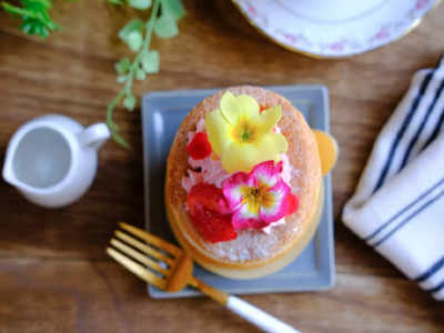 Five do's & don'ts you need to know before baking a cake with edible flowers