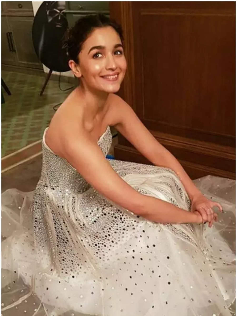 Alia Bhatt Brings Stuns in 'Baby-on-Board' Pink Outfit at Brahmastra  Promotions - See Viral Photos