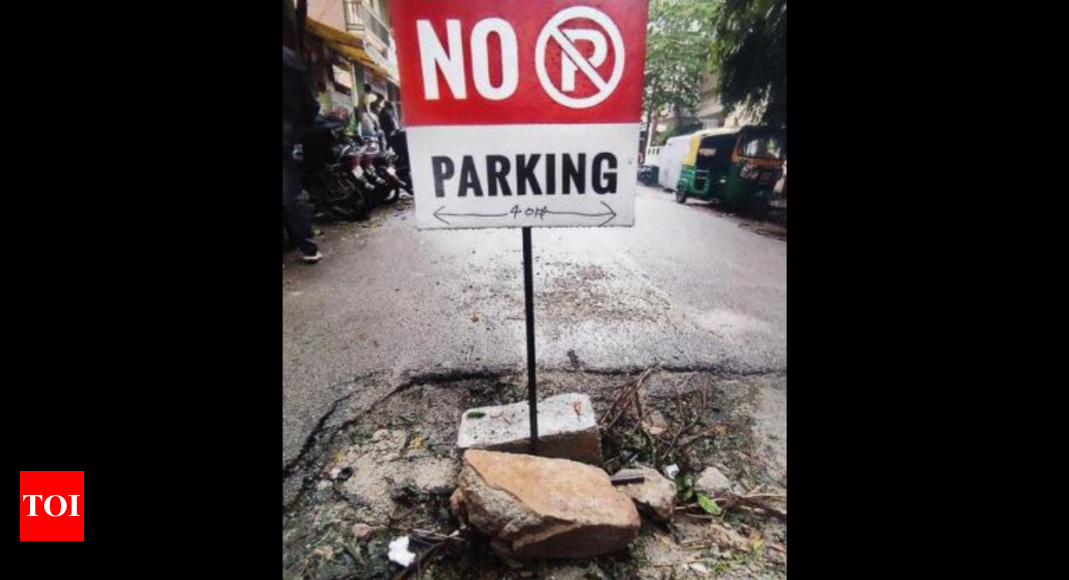 बेंगलुरु में, निवासियों ने गड्ढे में नो-पार्किंग बोर्ड लगाया |  बेंगलुरु समाचार – टाइम्स ऑफ इंडिया
