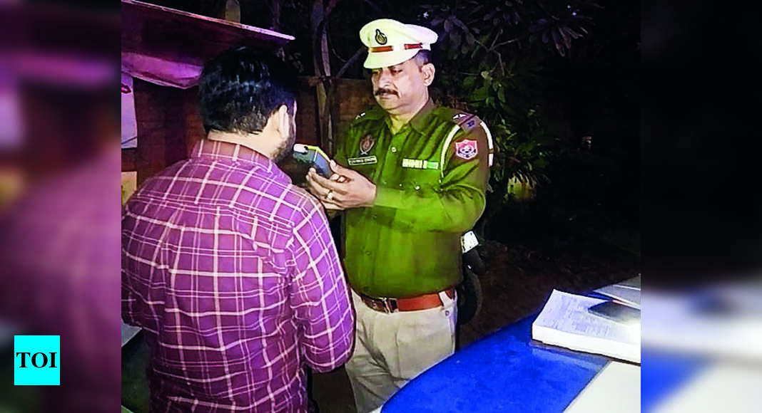 सार्वजनिक शराब पीने पर पुलिस की नकेल, रात में छापेमारी में 82 गिरफ्तार |  लुधियाना समाचार – टाइम्स ऑफ इंडिया