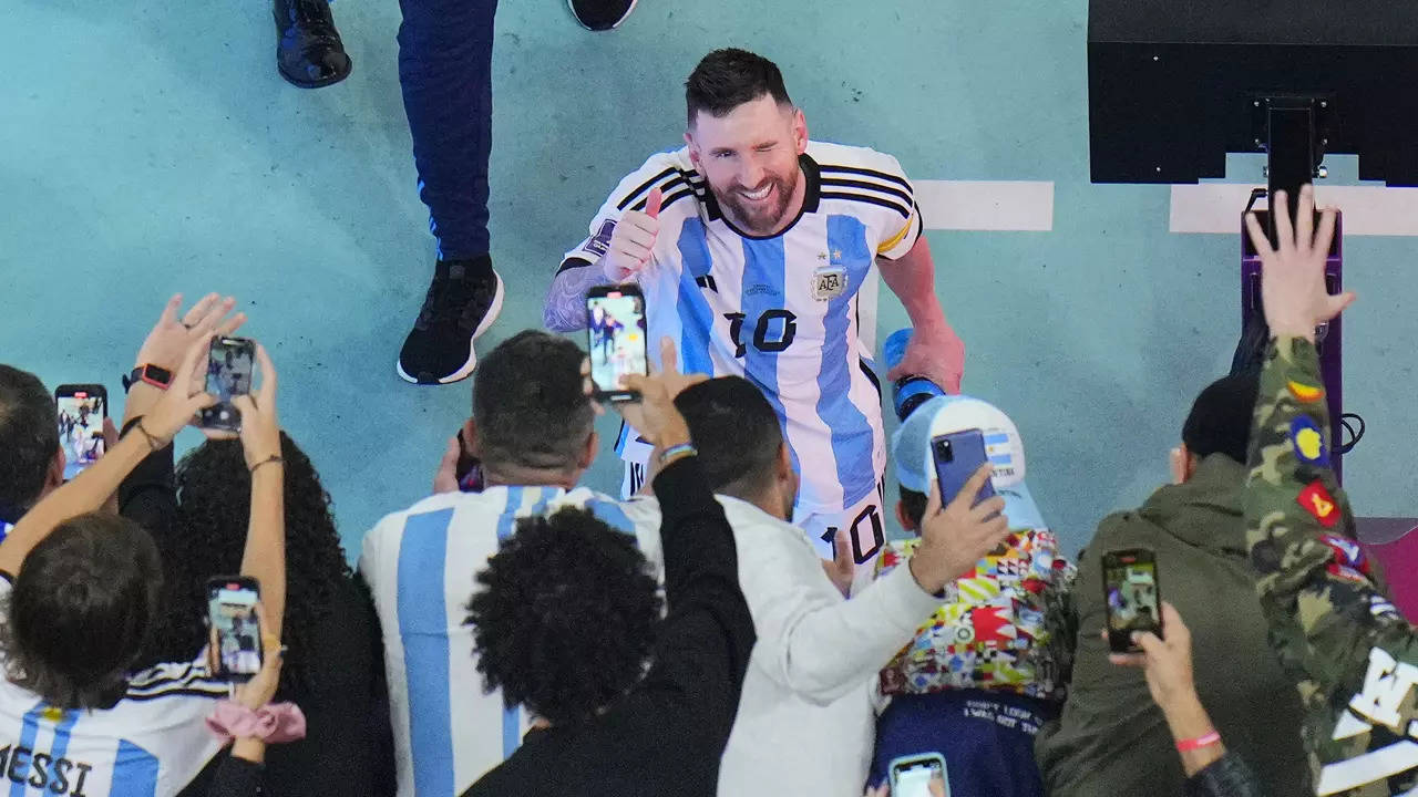 Fans spot Lionel Messi wore different shirt immediately after