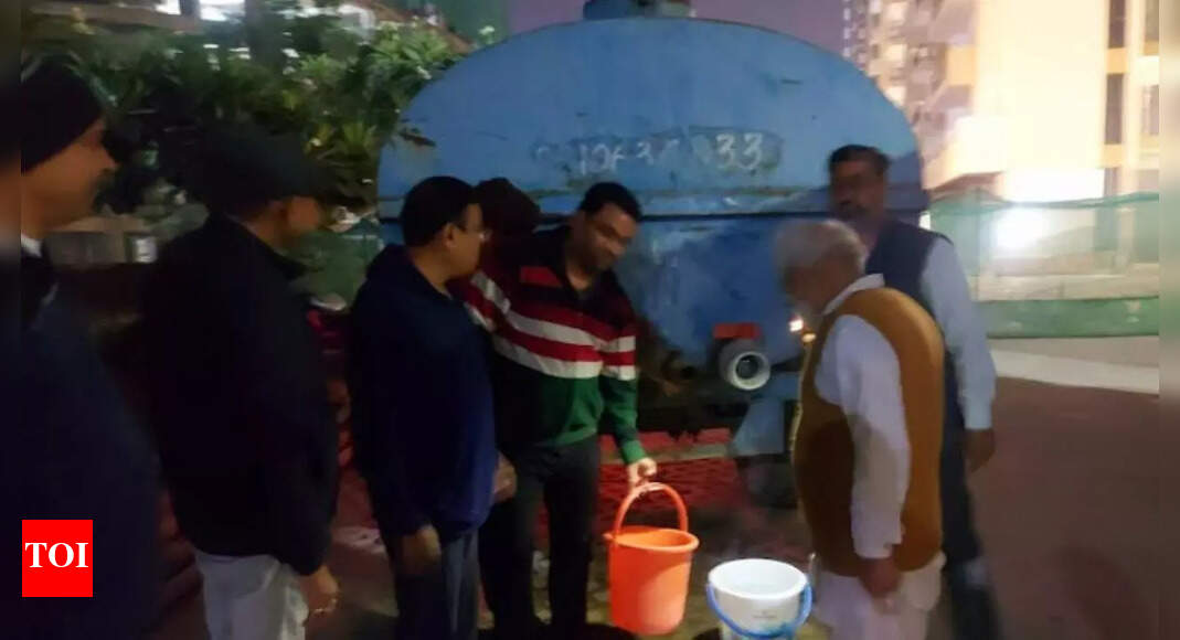 Submersible breaks down in Greater Noida West, over 5,000 residents