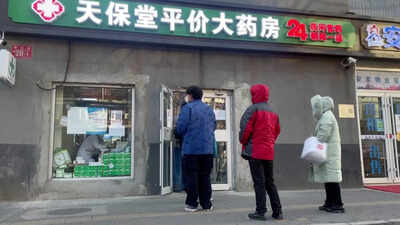 Covid surge spooks Beijing residents, disrupts government