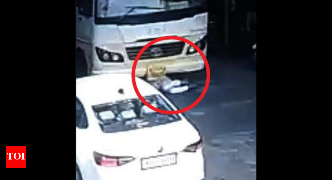 मुंबई में, बस के ऊपर से गुज़रने के बाद लेटा आदमी, बाल-बाल बचा |  मुंबई समाचार – टाइम्स ऑफ इंडिया