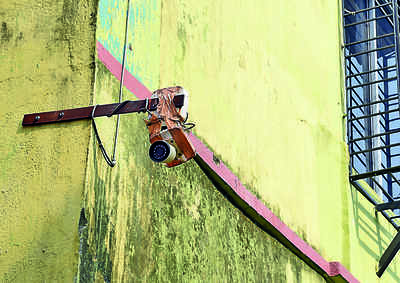 Dangling CCTV cam gives key lead