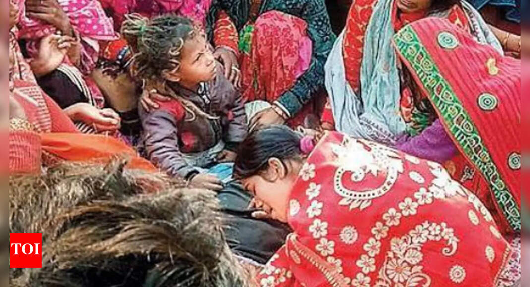 बिहार के सारण में नकली शराब से 24 की मौत, शुष्क कानून की जरूरत को लेकर पार्टियों में मारपीट  पटना समाचार – टाइम्स ऑफ इंडिया