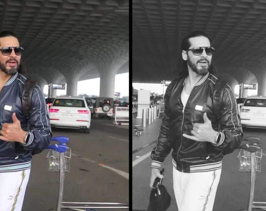 
B-Town hunk Dino Morea makes fans go crazy with his casual look
