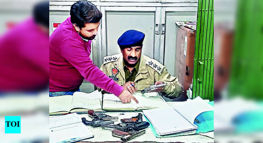 1 लाइसेंस, 3 हथियार: 131 शहर में पुलिस नोटिस प्राप्त करें |  लुधियाना समाचार – टाइम्स ऑफ इंडिया