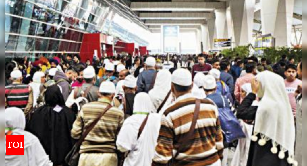दिल्ली हवाई अड्डा टर्मिनल 3: T3 पर मानवता के समुद्र के बीच से गुजरते हुए |  दिल्ली समाचार – टाइम्स ऑफ इंडिया