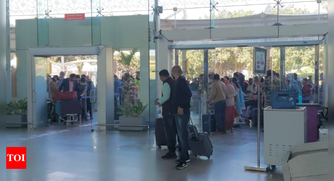 लखनऊ एयरपोर्ट ने यात्रियों से प्रस्थान से 2-4 घंटे पहले पहुंचने को कहा |  लखनऊ समाचार – टाइम्स ऑफ इंडिया
