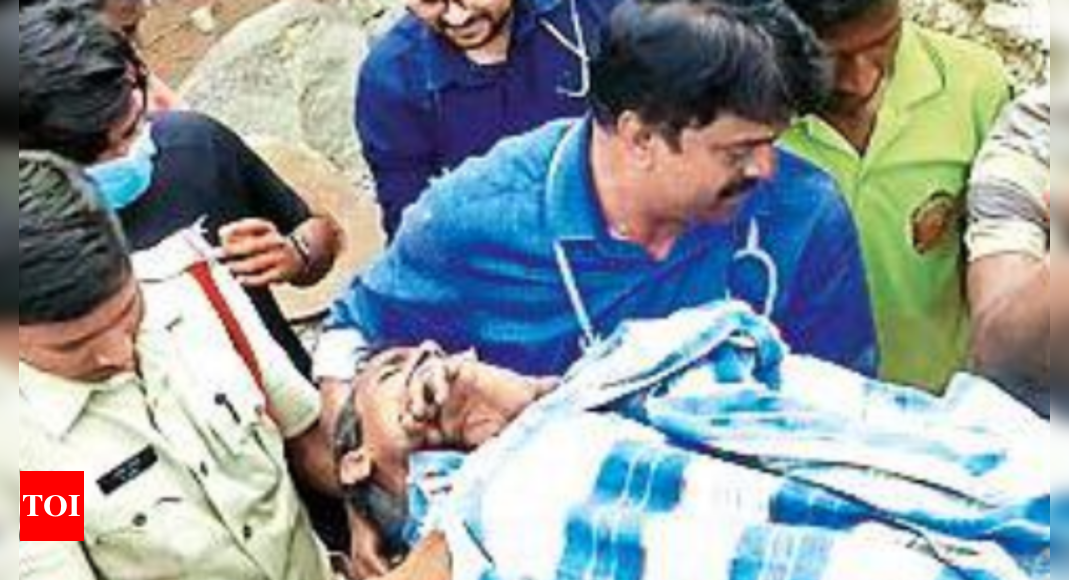 बोल्डर में 48 घंटे फंसे, तेलंगाना के शख्स को 22 घंटे के ऑपरेशन में बचाया गया |  हैदराबाद समाचार – टाइम्स ऑफ इंडिया