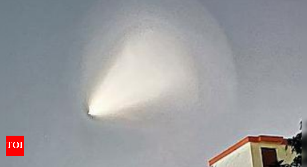 Mysterious light in Kolkata evening sky leaves queries in wake in West ...