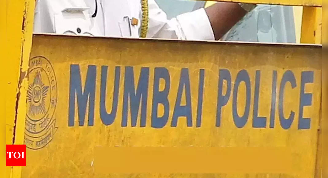 2 पुरुष टैक्सी ड्राइवर से लड़े, महिला से छेड़छाड़, गिरफ्तार |  मुंबई समाचार – टाइम्स ऑफ इंडिया