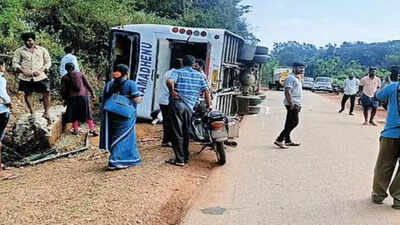Bus topples; 13 students injured in Mysuru