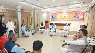 Amit Shah meets BJP seniors in Kolkata party office