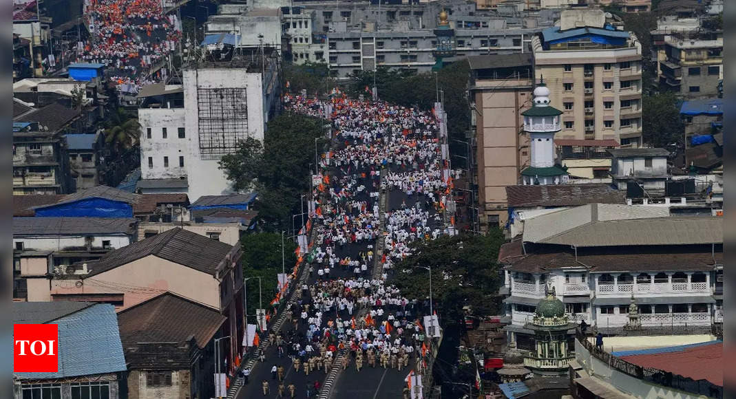 एमवीए सहयोगियों ने महाराष्ट्र सरकार के खिलाफ निकाला विरोध मार्च, ‘अपमानजनक’ आइकन के लिए राज्यपाल को हटाने की मांग |  मुंबई समाचार – टाइम्स ऑफ इंडिया
