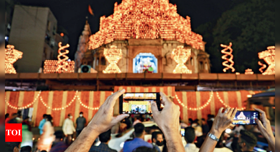 मंदिरों की पवित्रता को प्रभावित कर रहे मोबाइल, उन पर प्रतिबंध लगाएं: कर्नाटक के पुजारी |  बेंगलुरु समाचार – टाइम्स ऑफ इंडिया