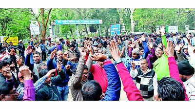 Poetry, slogans and rally mark Day 45 of HEC executives’ strike