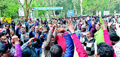 Poetry, slogans and rally mark Day 45 of HEC executives’ strike