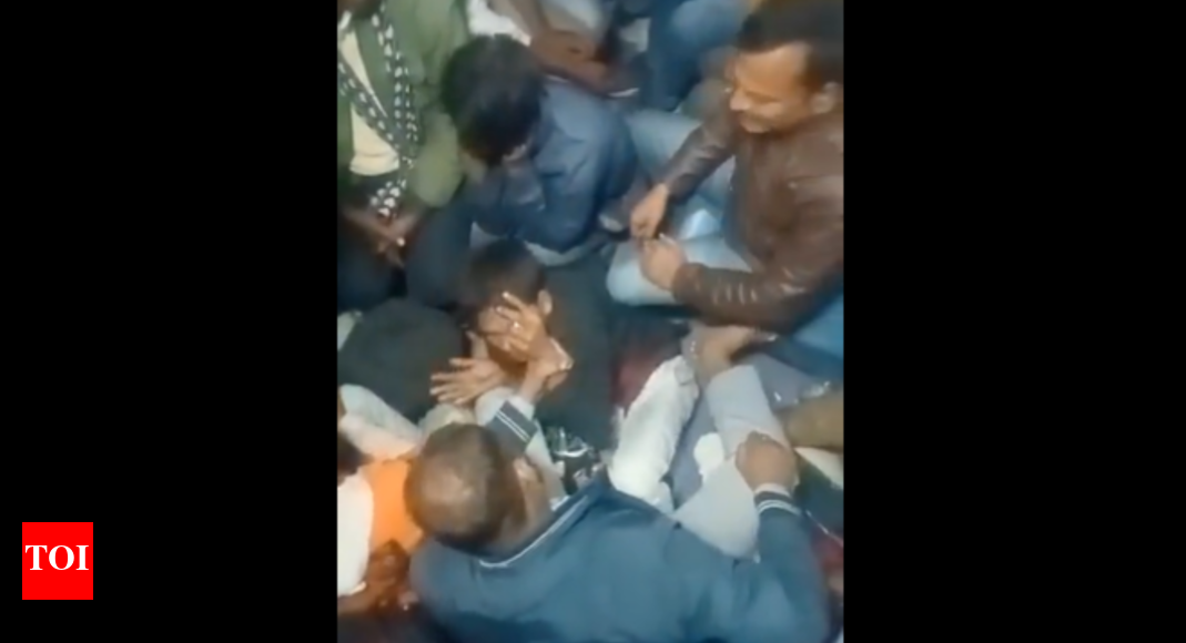 यूपी के शाहजहांपुर में चलती ट्रेन से फेंका गया शख्स, वीडियो वायरल |  बरेली न्यूज – टाइम्स ऑफ इंडिया