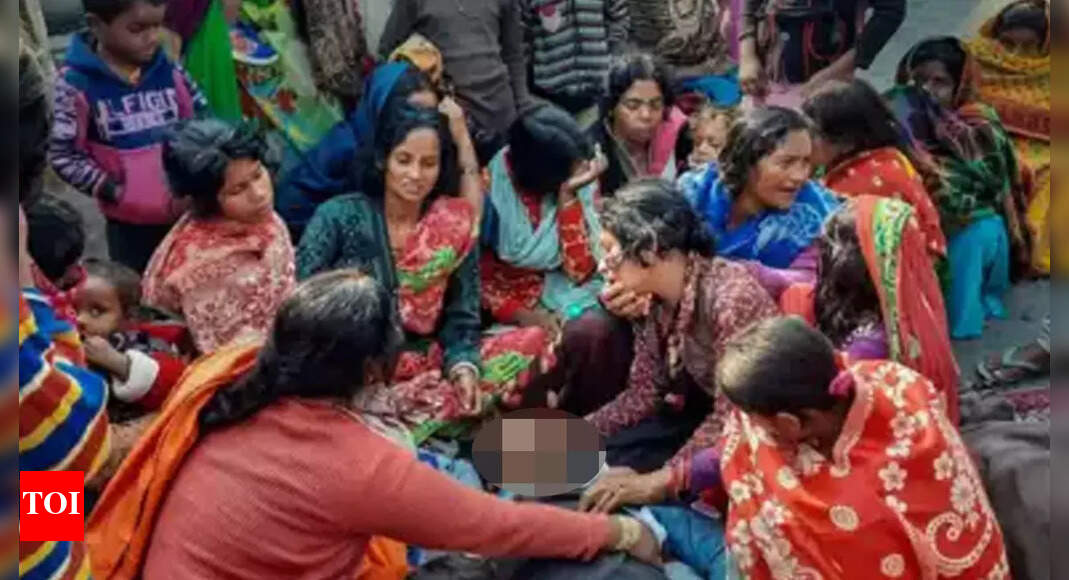 सारण जहरीली शराब मामले में इसुआपुर एसएचओ सहित 4 निलंबित |  पटना समाचार – टाइम्स ऑफ इंडिया