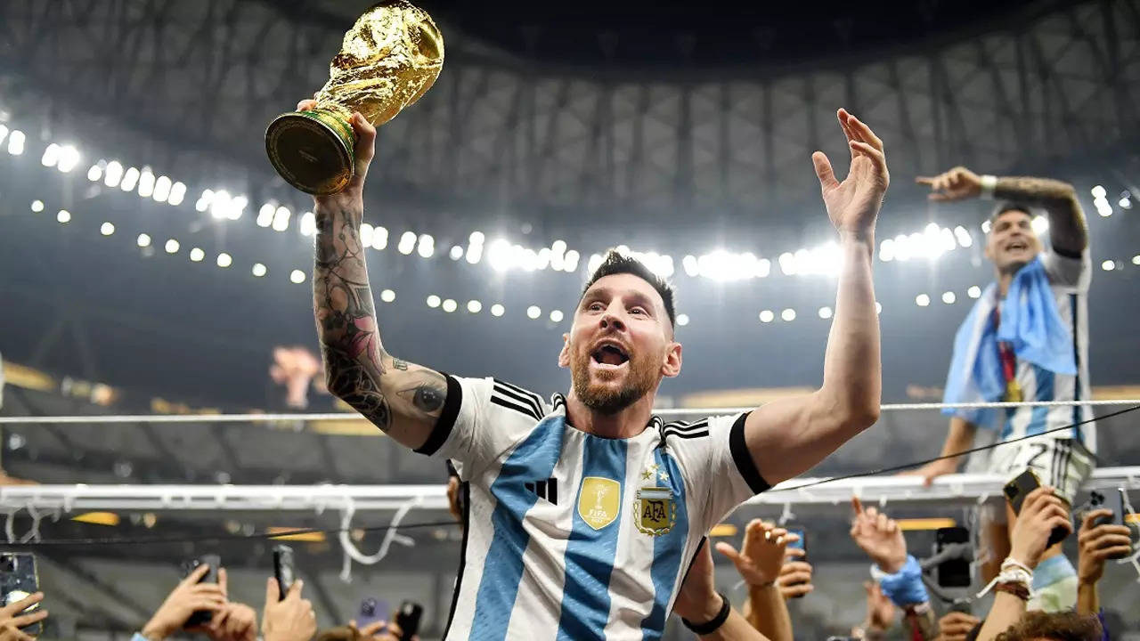 Fifa 2022 Lionel Messi kissing World cup Trophy 4K wallpaper download