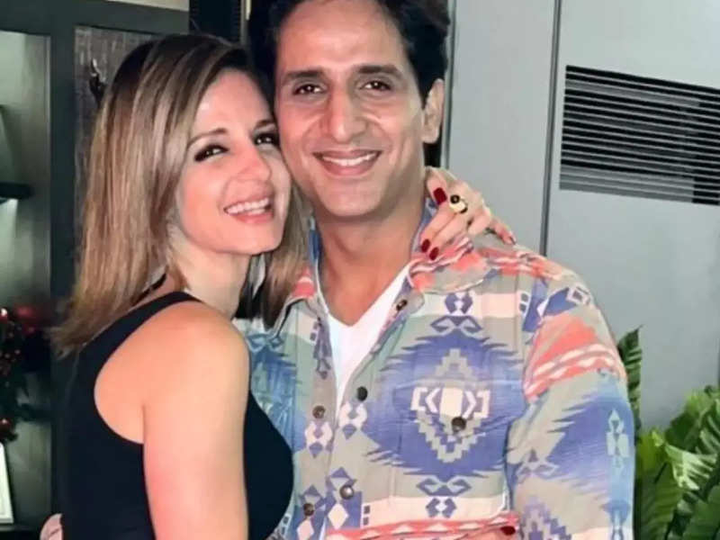 Sussanne Khan shares mushy wish for her 'love' Arslan Goni, Hrithik Roshan sends wishes too - Watch video