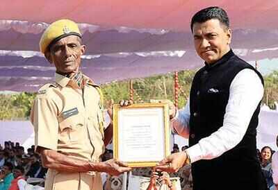 Several govtofficials feted for meritorious service on Mon