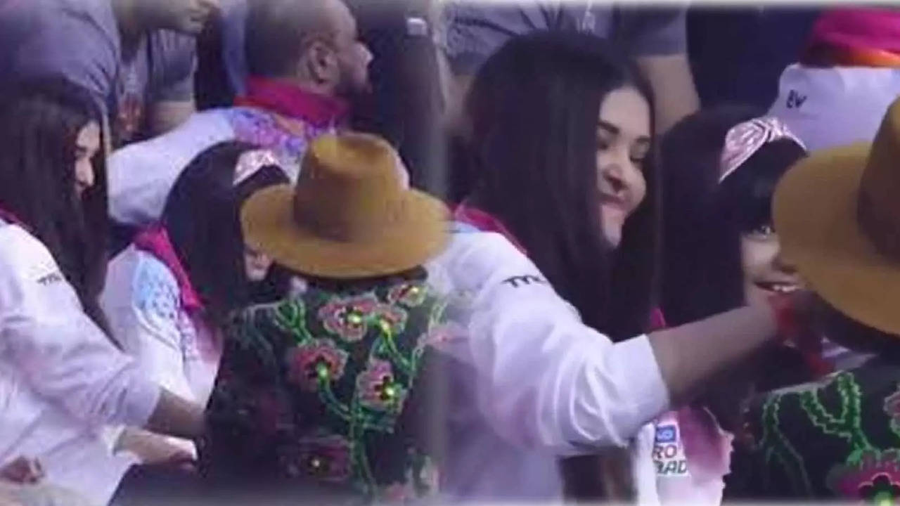Ranveer Singh kisses Aishwarya Rai Bachchans hand as she pulls his cheek at Pro Kabaddi League, video goes viral Hindi Movie News - Bollywood