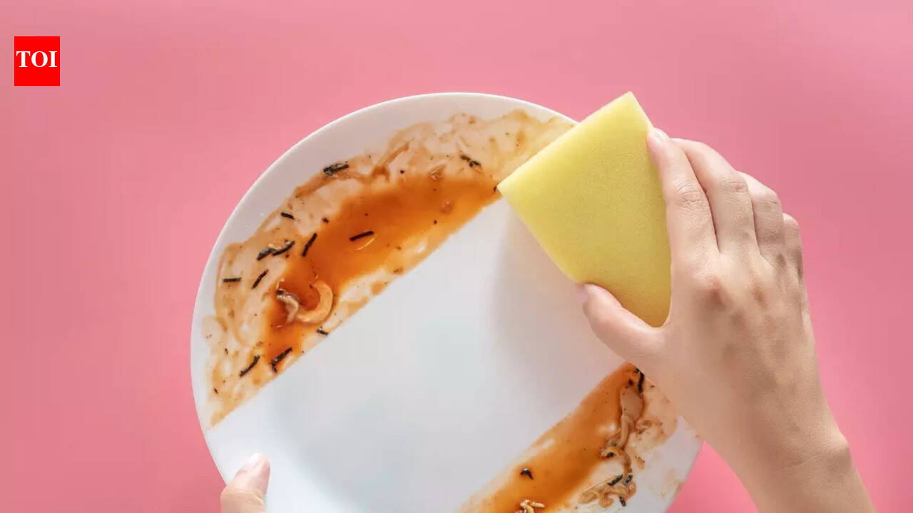 Smart hacks to clean tough yellow stains from crockery