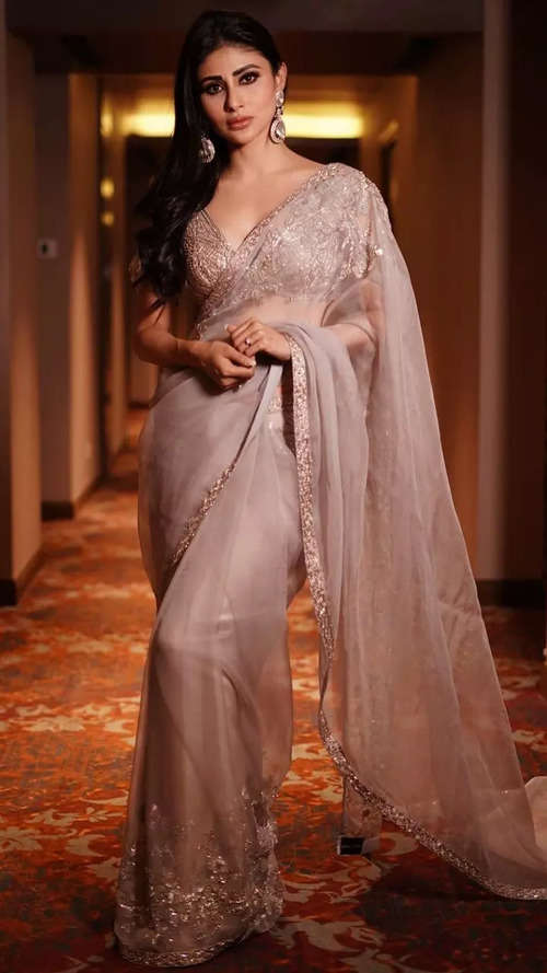 Mouni Roy: 10 ways to style a sari to look slim like Mouni Roy - Times of  India