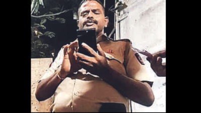 Video of cop taking bribe in Thane goes viral; suspended