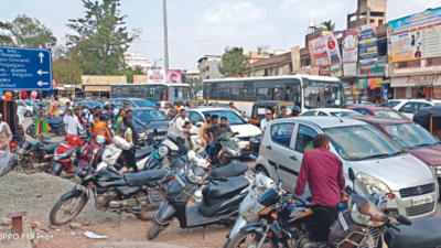 Wedding Season Rush Exposes Alandi’s Abysmal Traffic Infra | Pune News