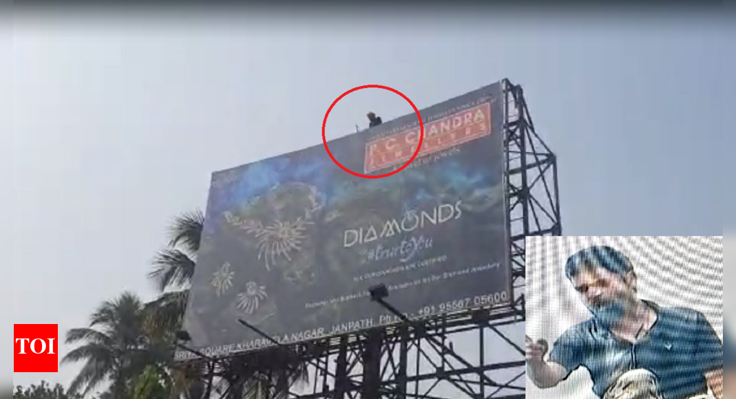 अधूरे वादों को लेकर होर्डिंग पर चढ़ा ओडिशा का शख्स, सीएम नवीन पटनायक से मिलने की मांग |  भुवनेश्वर समाचार – टाइम्स ऑफ इंडिया