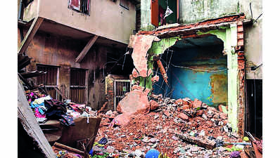 Baranagar resident dies in house collapse