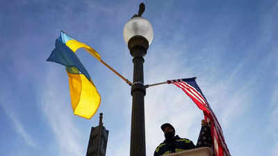Ukraine flags vie with Christmas decor as Zelenskyy visits Washington