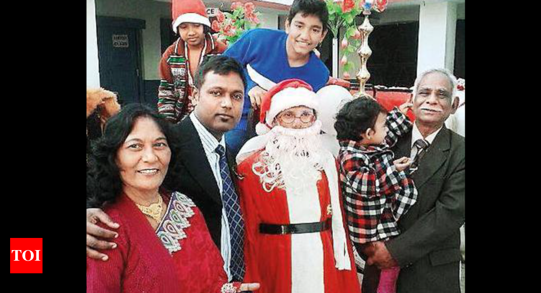 Ho Ho Ho: Real-life Santas Spread Christmas Cheer Among Kids In Lucknow ...