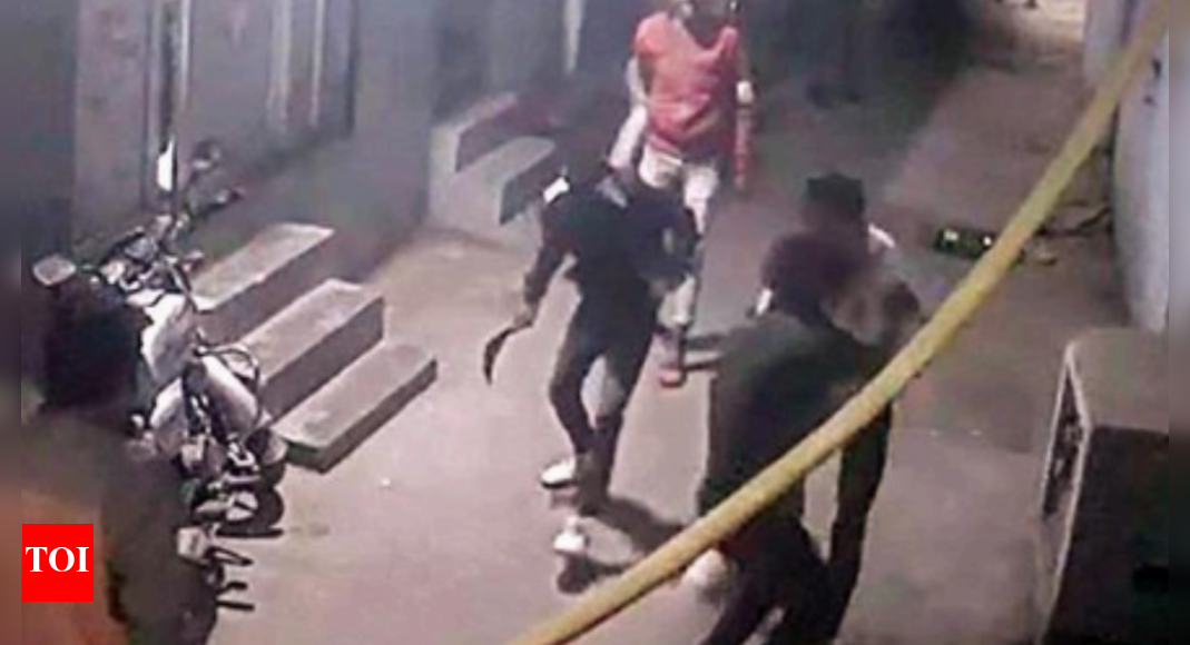 Juvenile among three held for stabbing man to death in southeast Delhi ...